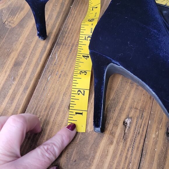 Enzo Angiolini. Navy Velvet Lace-Up Heels. Size 7.5 - Picture 7 of 12